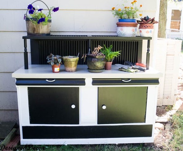 horrible wooden garden work bench #pottingbenchideas #benchdesign #pottingbench #benchideas